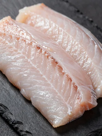 Verse palingfilets met kruiden op een houten snijplank