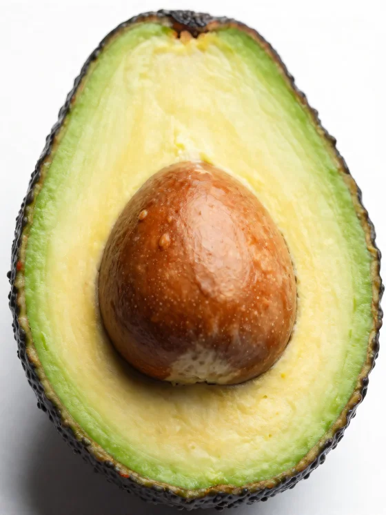 Gesneden verse avocado met romige groene binnenkant, op houten oppervlak