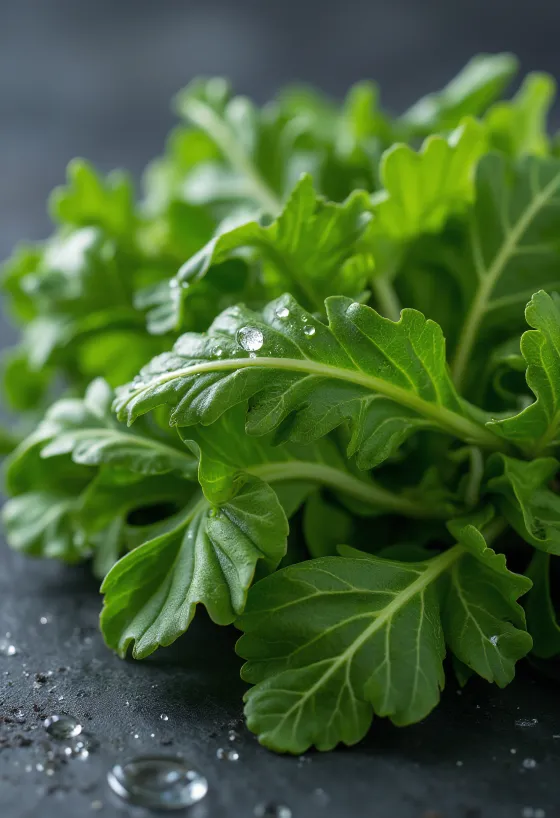 Verse rucola blaadjes op een houten snijplank