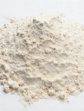 Speltmeel in een keramische kom, in een natuurlijke, lichtbruine tint