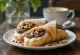 Cannoli met mascarponecrème, versierd met fijne chocolade en pinda's, elegant geserveerd