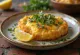 Saganaki met verse kruiden, goudbruin gebakken, bestrooid met citroen en groene kruiden