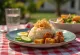 Nasi Campur met kip geserveerd met gebakken uitjes en koriander