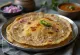 Bajra dosa, geserveerd met verse koriander en chutney