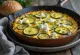 Frittata met courgette en ricotta geserveerd in een pan