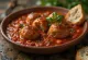 Gehaktballetjes geserveerd met tomatensaus en basilicum