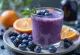 Sinaasappel-blauwe bessen smoothie in een glas