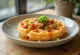 Wafels met kimchi en varkensvlees geserveerd