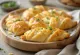 Goudbruine börek gevuld met kwark en knoflook