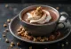 Warme chocolademelk met kaneel en walnoot geserveerd