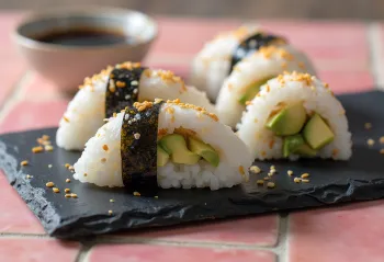 Omusubi met avocado, Japans gerecht van rijst en avocado, versierd met verse koriander
