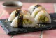 Omusubi met avocado, Japans gerecht van rijst en avocado, versierd met verse koriander