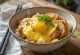 Katsudon met curry en groenten, kip in krokant jasje, geserveerd met verse koriander
