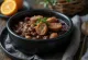 Feijoada met gerookt varkensvlees geserveerd, rijke, dikke soep