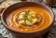 Salmorejo met gekookt ei, geserveerd met verse koriander