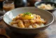 Katsu Donburi geserveerd met knapperig gepaneerd varkensvlees en eiersaus