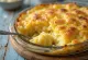 Pastel tutup met kaas en aardappel – goudbruin gebakken Indonesische ovenschotel met kip en groenten