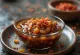 BBQ marinade met ui en chili geserveerd