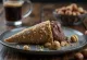 Chocoladekulfi geserveerd met pistache en stukjes verse chocolade