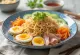 Hiyashi chuka koude Japanse ramen met groenten en ei