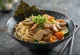 Gomoku udon geserveerd in een kom met kip en groenten in sojasausbouillon