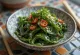 Kombusalade met chilipeper en koriander geserveerd