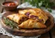 Vers gebakken calzone met rode ui en kaas