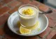 Panna cotta met munt en citroen geserveerd