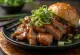 Bao bun met gebraden eend en hoisinsaus geserveerd