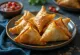 Samosa met kip en chili geserveerd