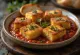 Gebakken tofu in tomatensaus geserveerd
