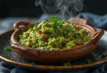 Callaloo met kokosmelk, geserveerd met verse koriander