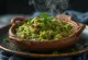 Callaloo met kokosmelk, geserveerd met verse koriander