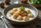 Vers gemaakte Dahi Vada, met kruidige yoghurt, koriander en komijn.