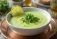 Courgettesoep met koriander geserveerd