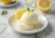 Huisgemaakte citroensorbet met munt, verfrissend dessert