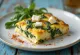 Frittata met spinazie en feta, vers geserveerd