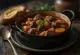 Pepperpot met rundvlees, geserveerd met vers brood en koriander