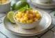 Esquites met limoen, geserveerd met verse koriander en kaas