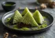 Yatsuhashi met chocolade geserveerd
