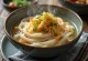 Klassieke udon vers geserveerd, met rijke bouillon, groenten en zacht ei
