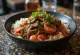 Lomo saltado met glutenvrije sojasaus geserveerd, met verse groenten en rundvlees