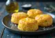 Plakken cornbread met olijfolie, rustiek geserveerd