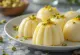 Malai kulfi ijs geserveerd met rozenblaadjes en pinda's