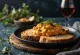 Tirokafteri geserveerd met volkorenbrood, rijke fetadip met brood en groenten