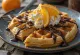 Belgische wafels met chocolade en sinaasappel geserveerd