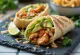 Fusion wrap gevuld met kimchi, avocado, gegrilde kip en geroosterde paprika