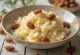 Kheer met rozijnen rijstpudding versierd met rozijnen en amandelen