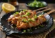 Sunagimo yakitori met kippenmaagjes, geserveerd met sesamzaad en lente-ui