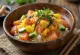 Chirashizushi met tamago, geserveerd met verse groenten en vis